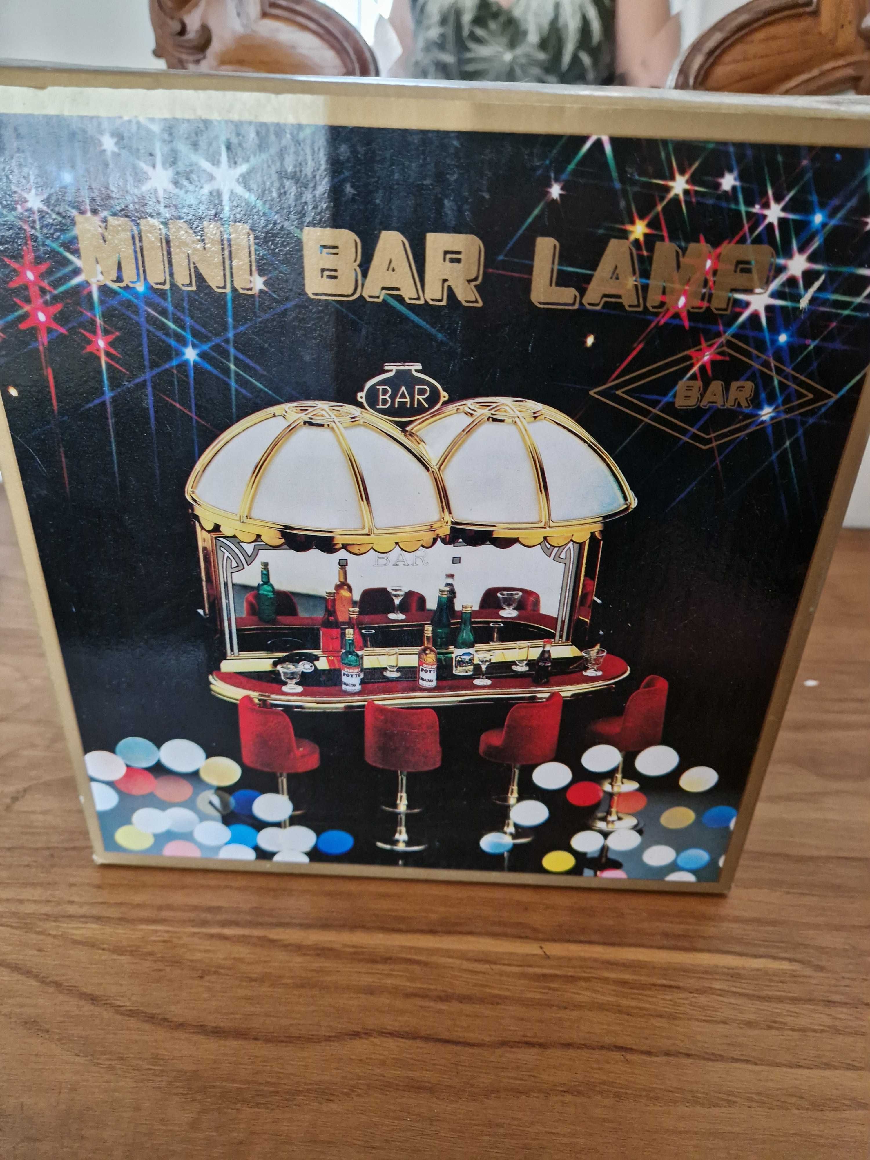 Pequeno bar com tudo incluído ainda na caixa