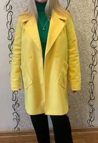 Пальто жіноче на весну, жовтого кольору