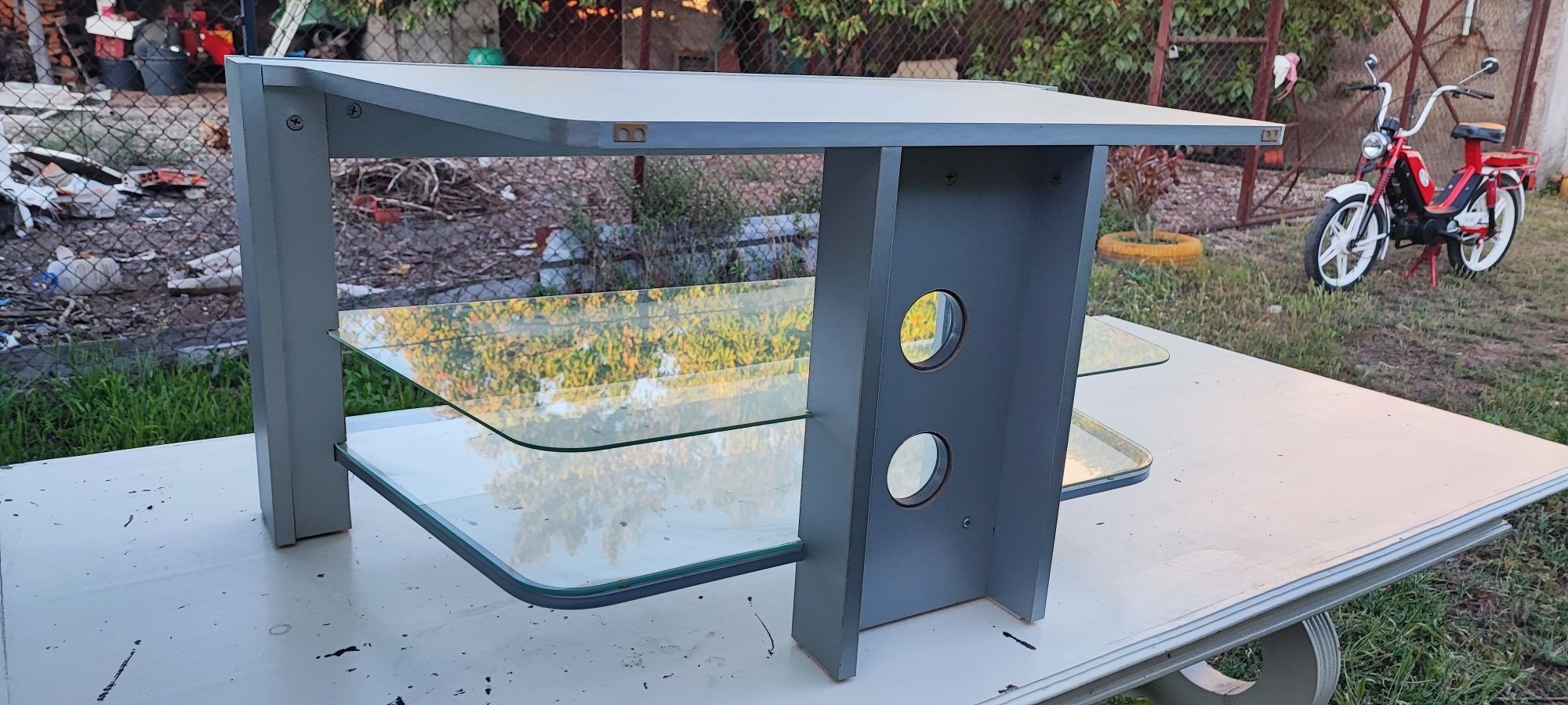 Mesa de TV com prateleira em vidro.