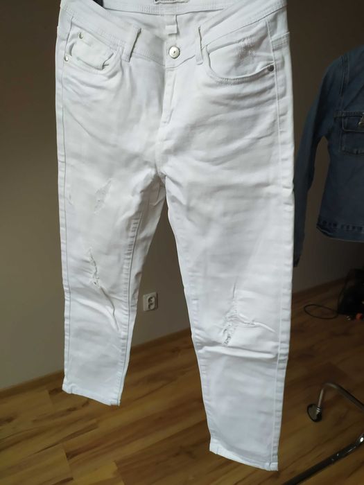Białe jeansy z dziurami