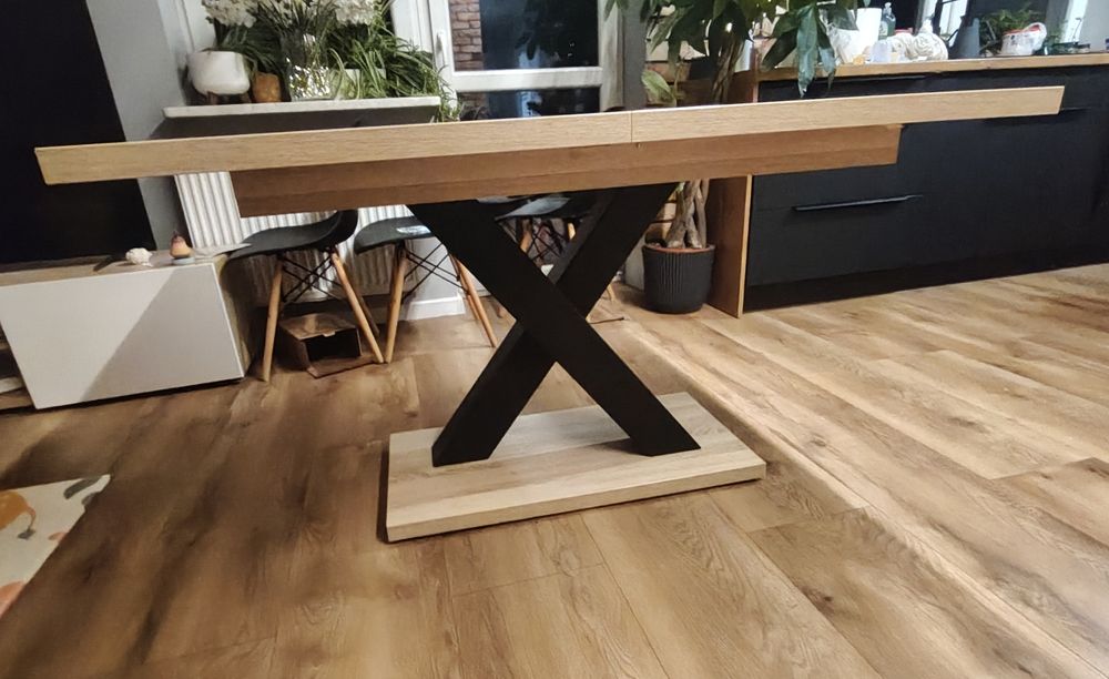 Stół do jadalni – dąb (okleina), czarna metalowa noga, rozkładany