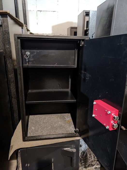 Продаю б.у канцелярський  сейф (метал 5 мм)