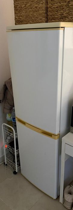 Frigorífico e microondas