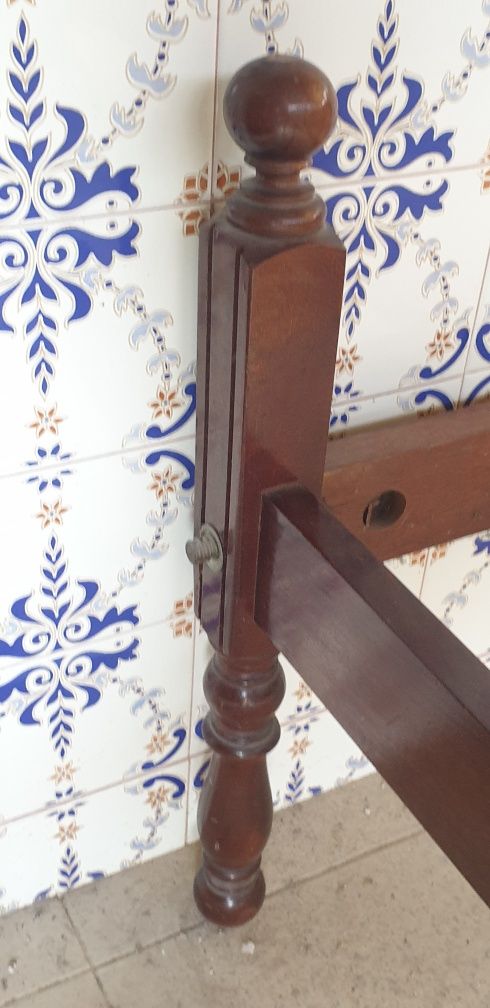 Cama de madeira maciça como nova a preço simbólico