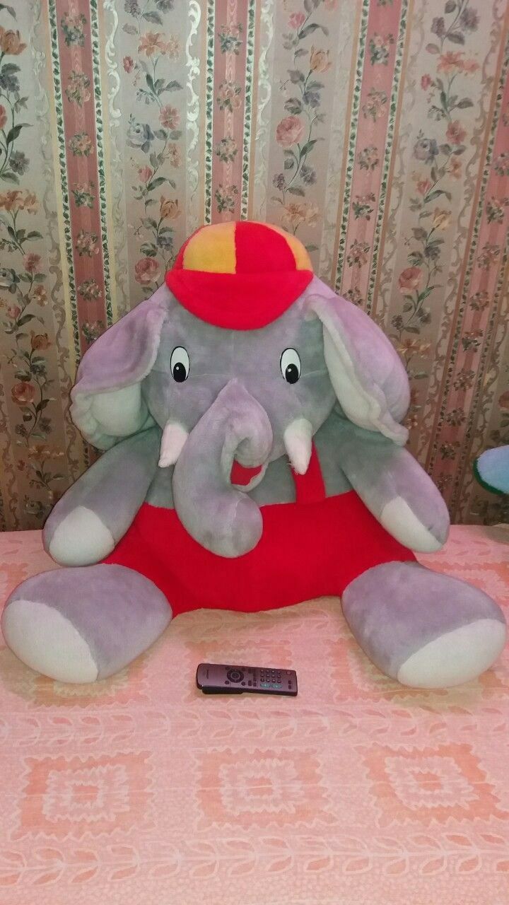 Большой сидящий слон