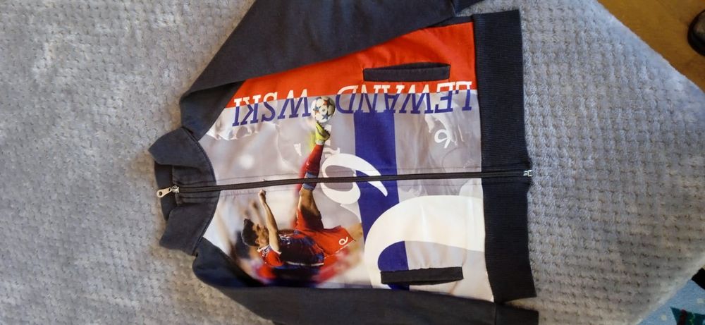 Trzy bluzy chłopięce 122 oraz 3 koszulki