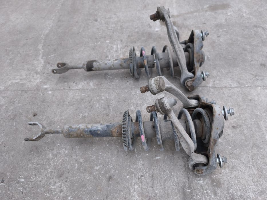 Продам передние стойки на audi a4 b5