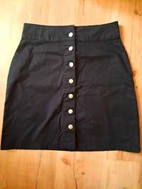 Czarna spódnica z metalowymi guzikami