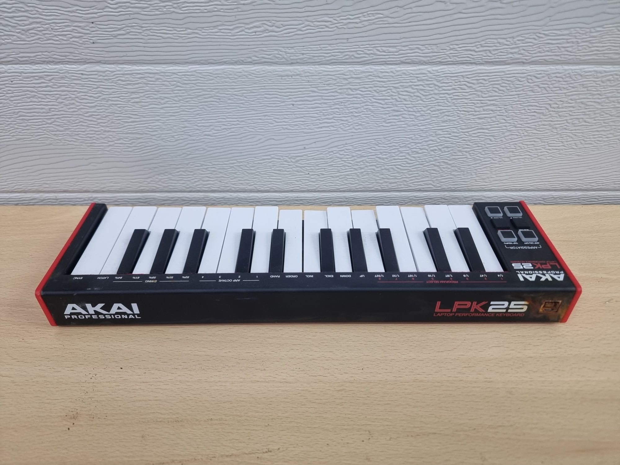 Uszkodzona klawiatura midi Akai LPK 25 NIE URUCHAMIA SIĘ.