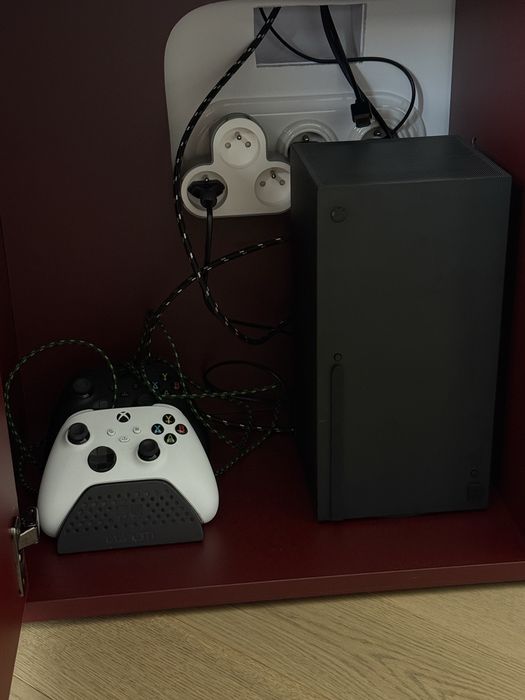 Xbox series x 1TB + 2 pady i ladowarka do padów