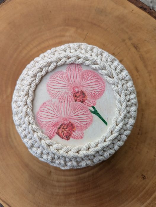 Białe pudełeczko ze storczykiem rękodzieło na biżuterię