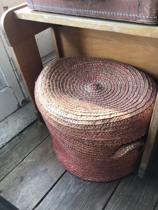 Cadeira de costura antiga para quarto de criança