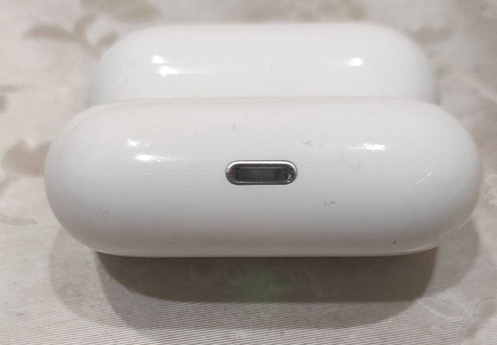 Зарядний кейс для оригінальних навушників Apple AirPods Pro