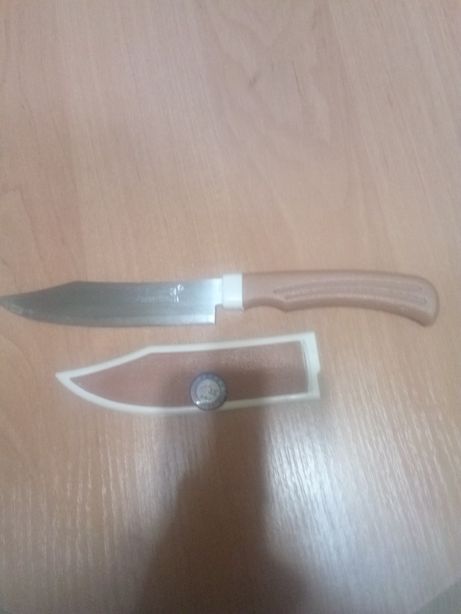 Садовый нож в ножнах .
