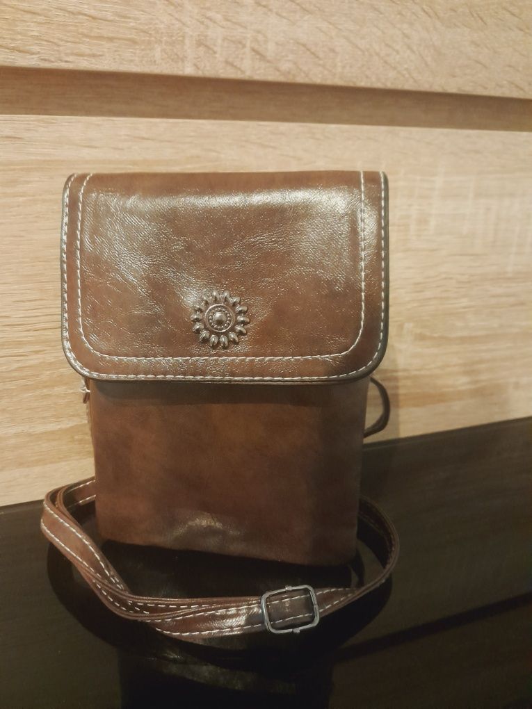 Mała brązową torebka w stylu nerki