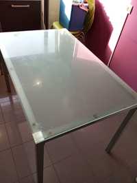 Mesa de cozinha com tampo de vidro