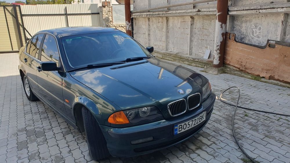 Bmw 320i зеленого кольору