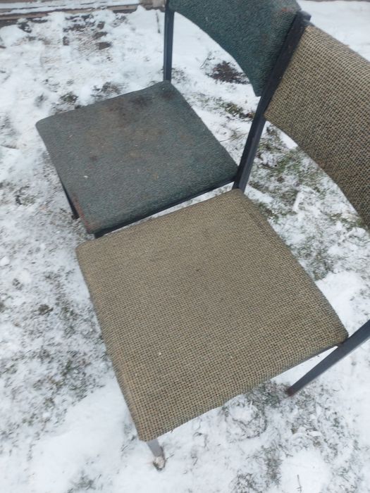 Krzesła na metalowych nogach