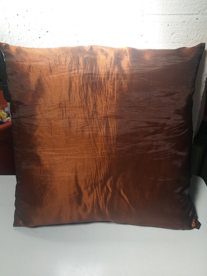 2 Almofadas castanhas decorativas com dupla face