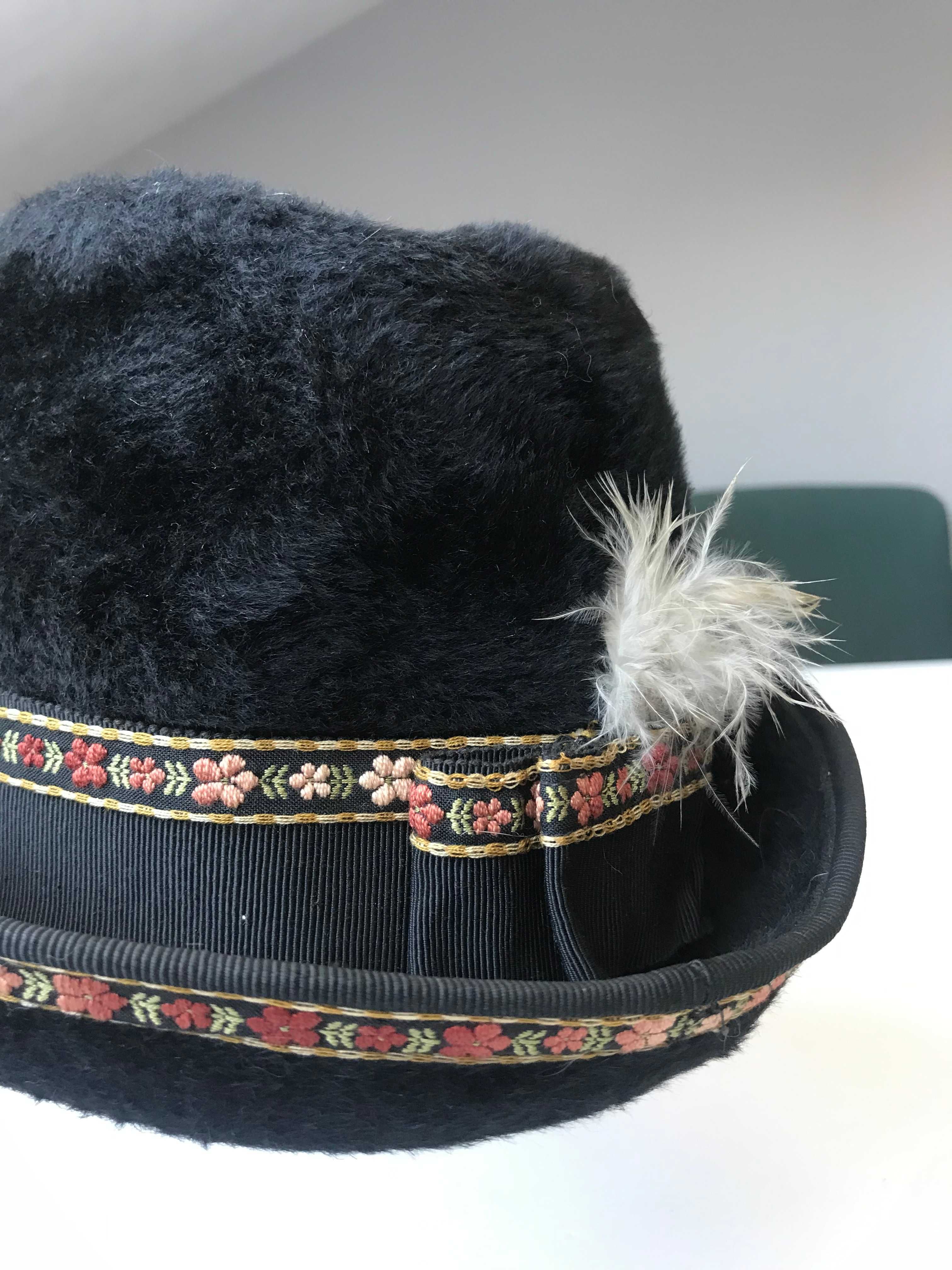 Vintage czarny kapelusz damski fedora ze zdobieniem w kwiaty