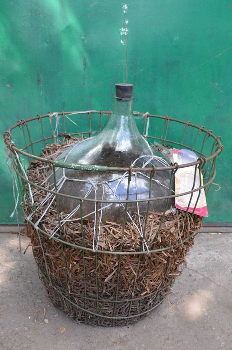 butla na wino balon gąsior do wina w koszu szkło  40 l