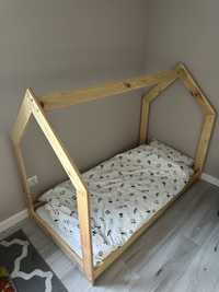 Drewniane łóżko domek