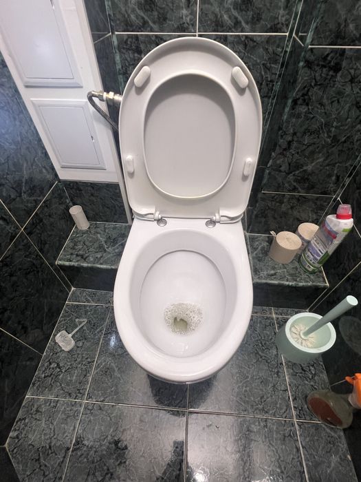 Унітаз підлоговий в гарному стані