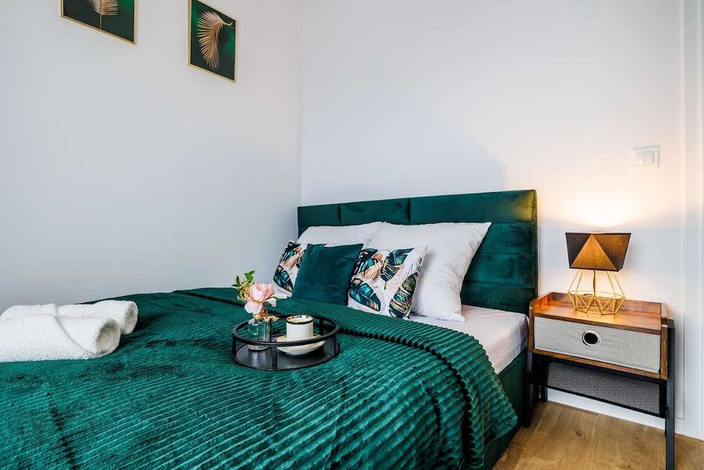 Szeregówka całkowicie umeblowana i wyposażona z ogrodem i parkingiem