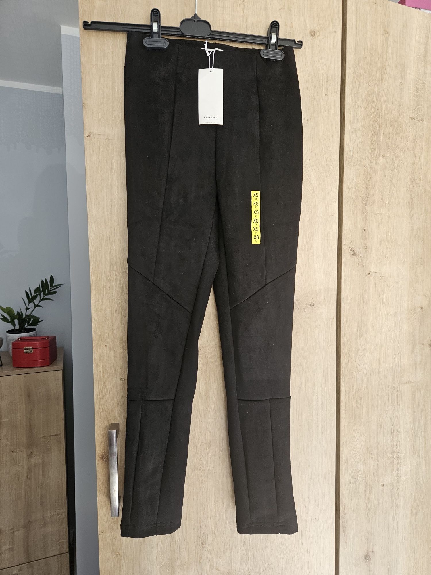 Reserved nowe spodnie zamszowe skórzane jeansy xs 34 czarne eleganckie