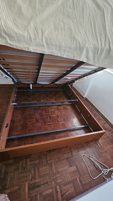 Cama sommier com arrumação