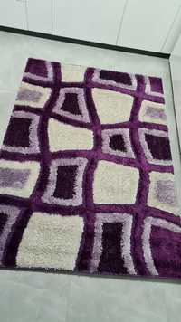 Miękki dywan we wzory