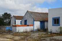 Conjunto de 4 casas para recuperar num lote de 788 m2 com vistas abert
