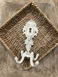 Wieszak shabby chic vintage bielony żeliwny haczyk