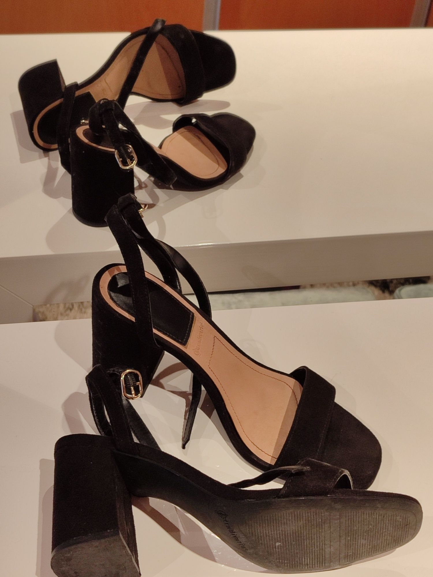 5 pares de sandálias
