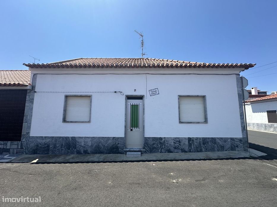 Moradia terrea com garagem e Terraço em Moura
