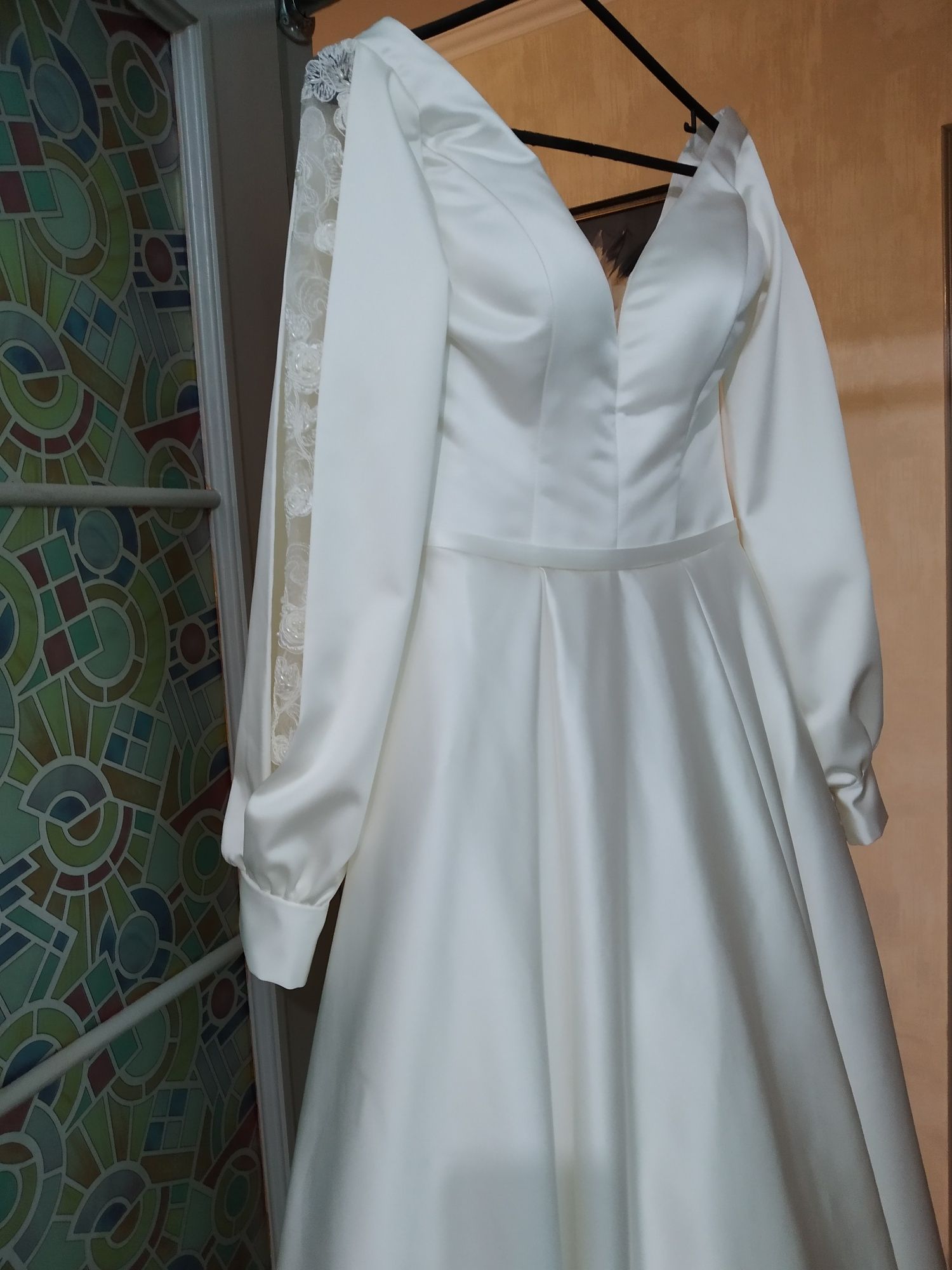Весільна атласна сукня з хутровою накидкою
