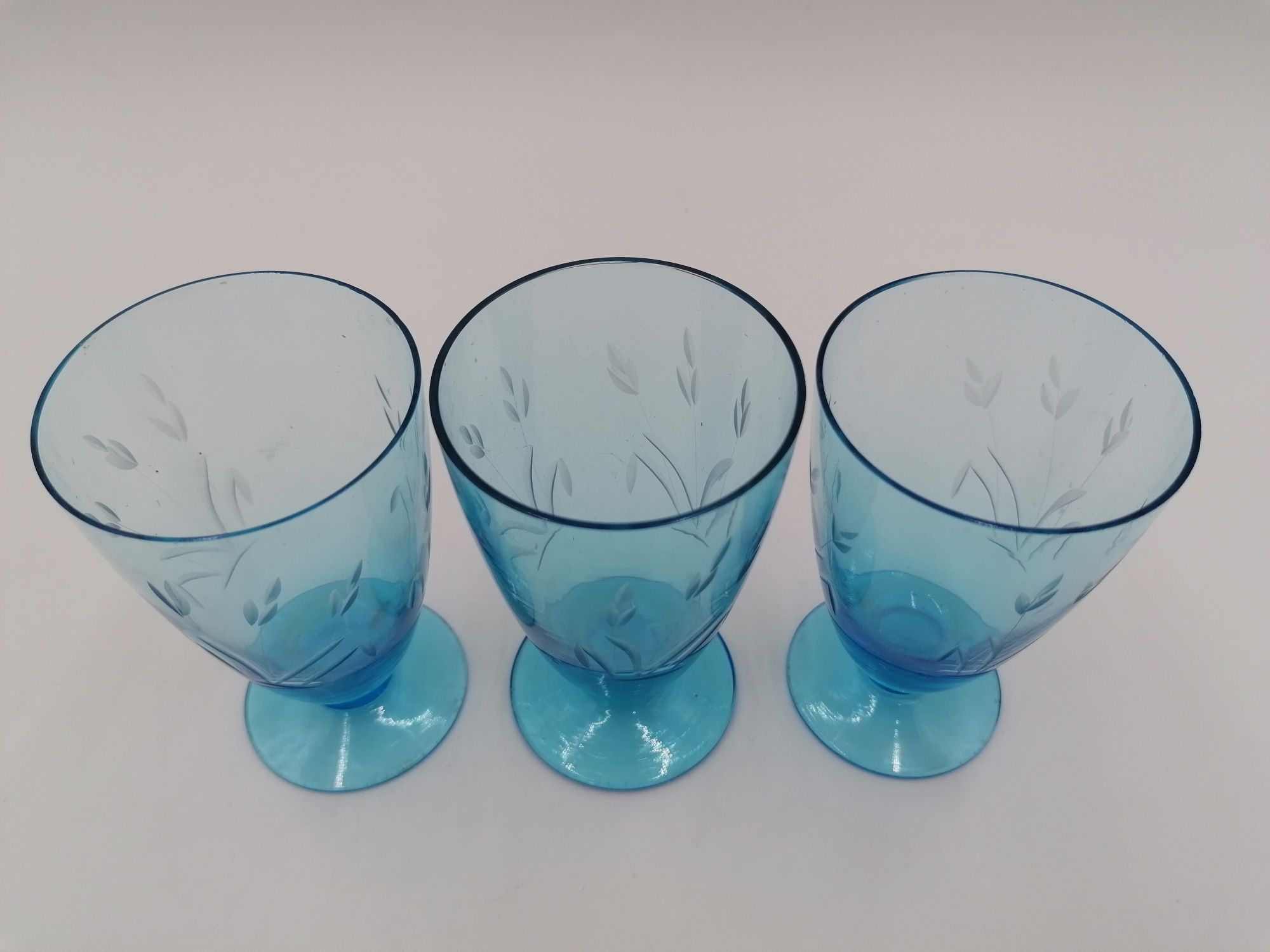Trzy piękne szlifowane szklane laurowe kieliszki