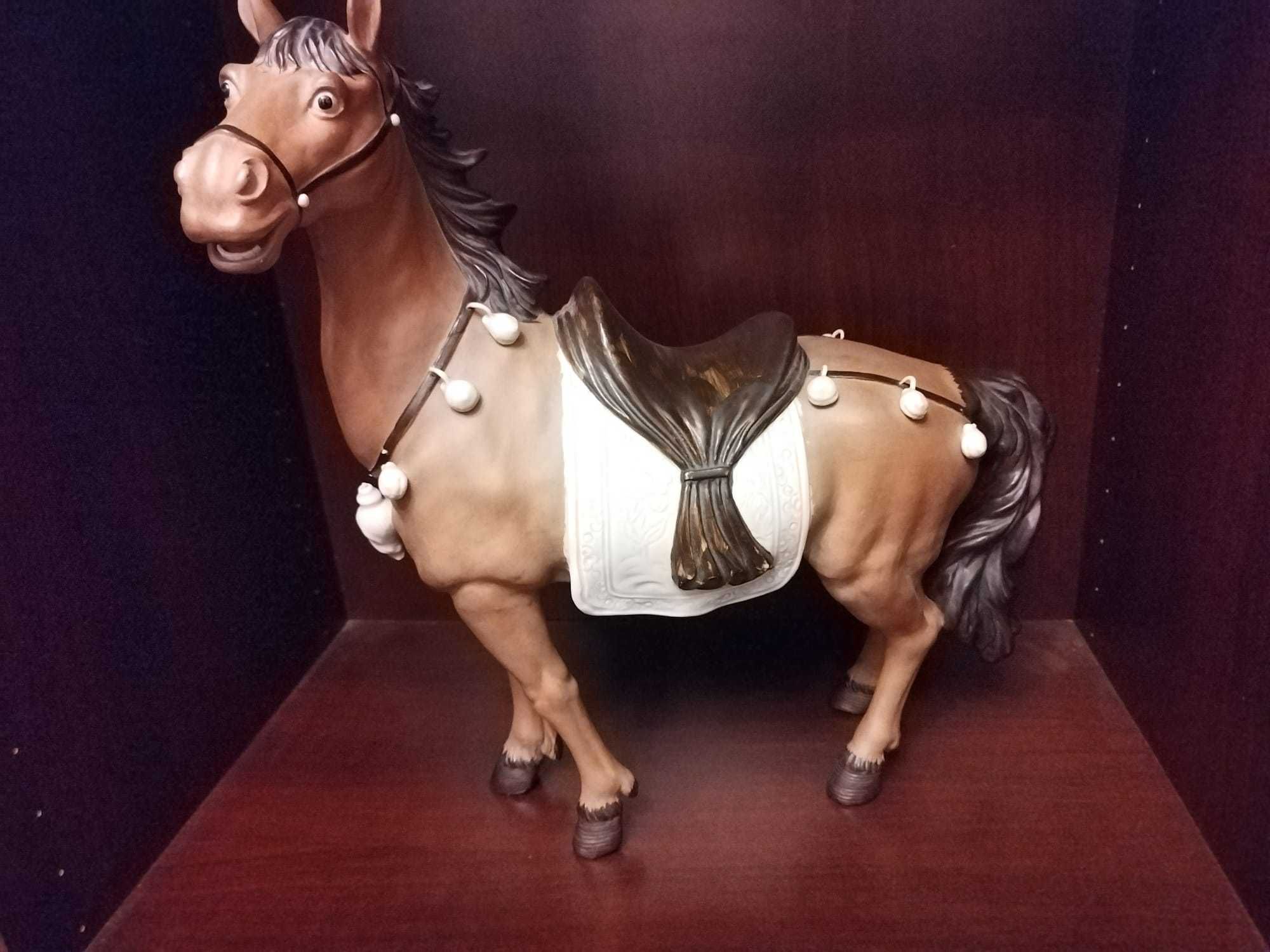 Cavalo em faiança com adornos  - Grande dimensão-raro