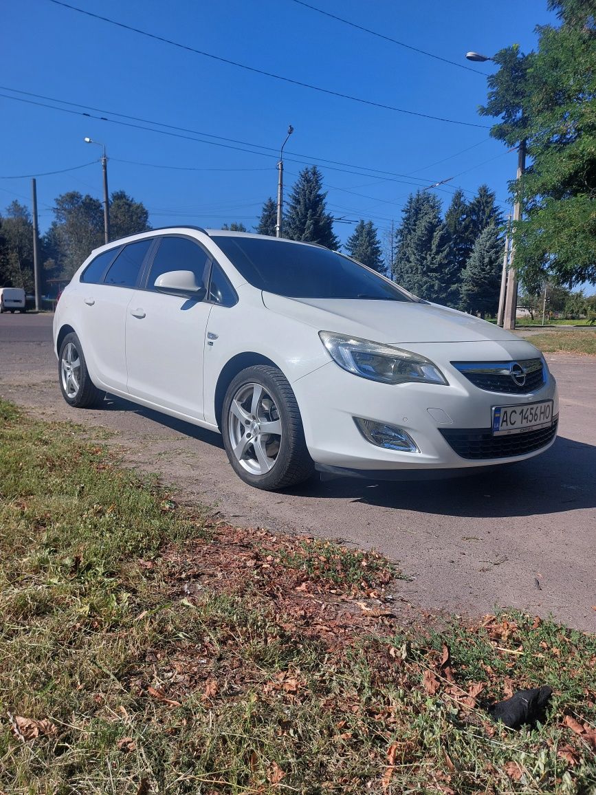 Opel astra j 2012р 1.7 дизель