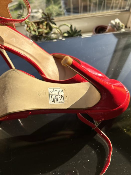 Sapatos como novos,  de salto, vermelho.