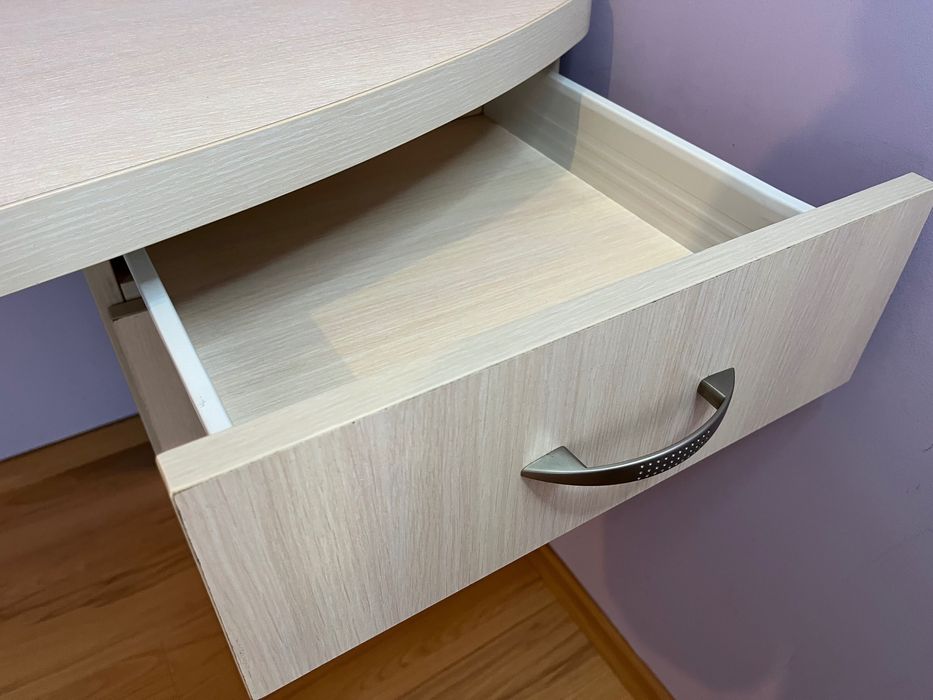 Biurko z szufladami i szafką wykonane przez stolarza