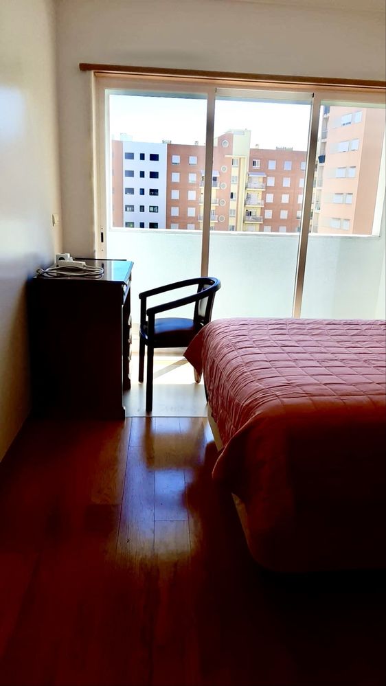 Arrendo quarto com casa de banho exclusiva