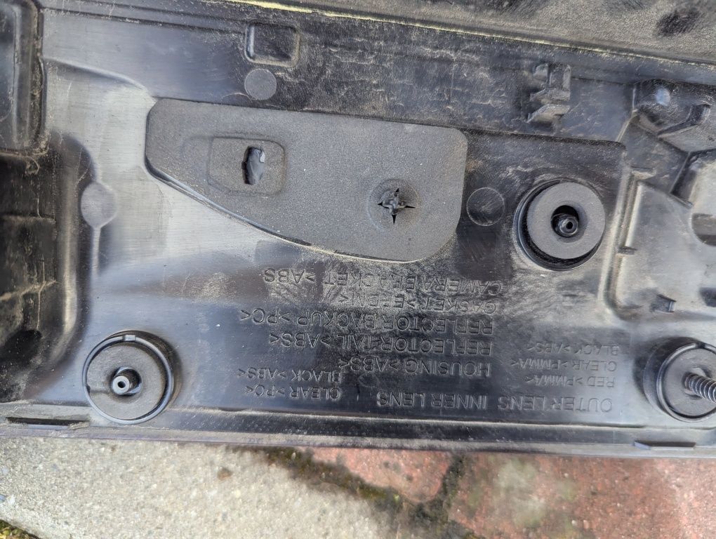 Blenda klapy tylna uszkodzona Chrysler Pacifica po lift rzeszów