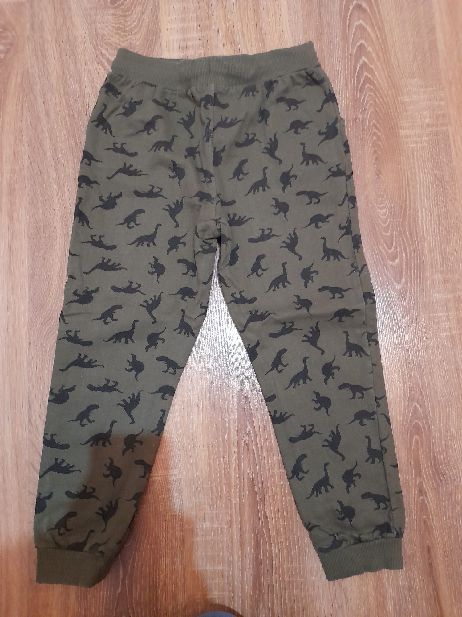 Spodnie dresowe r. 134 zielone oliwkowe DINO Sinsay