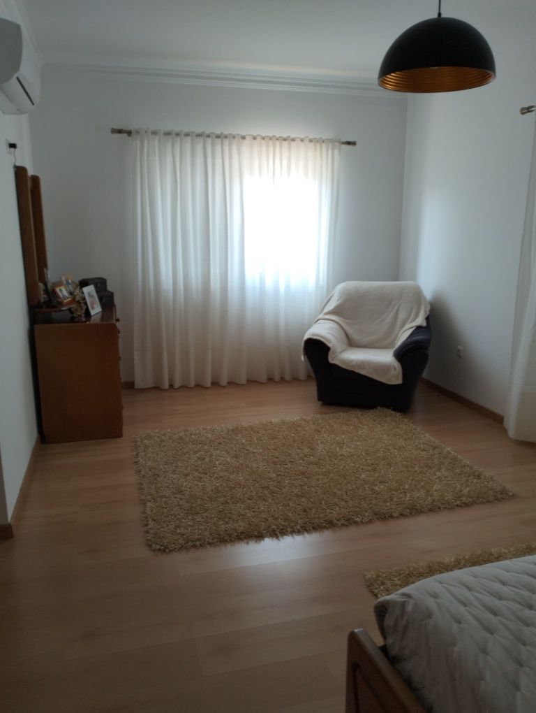 Moradia T4 com piscina em zona tranquila