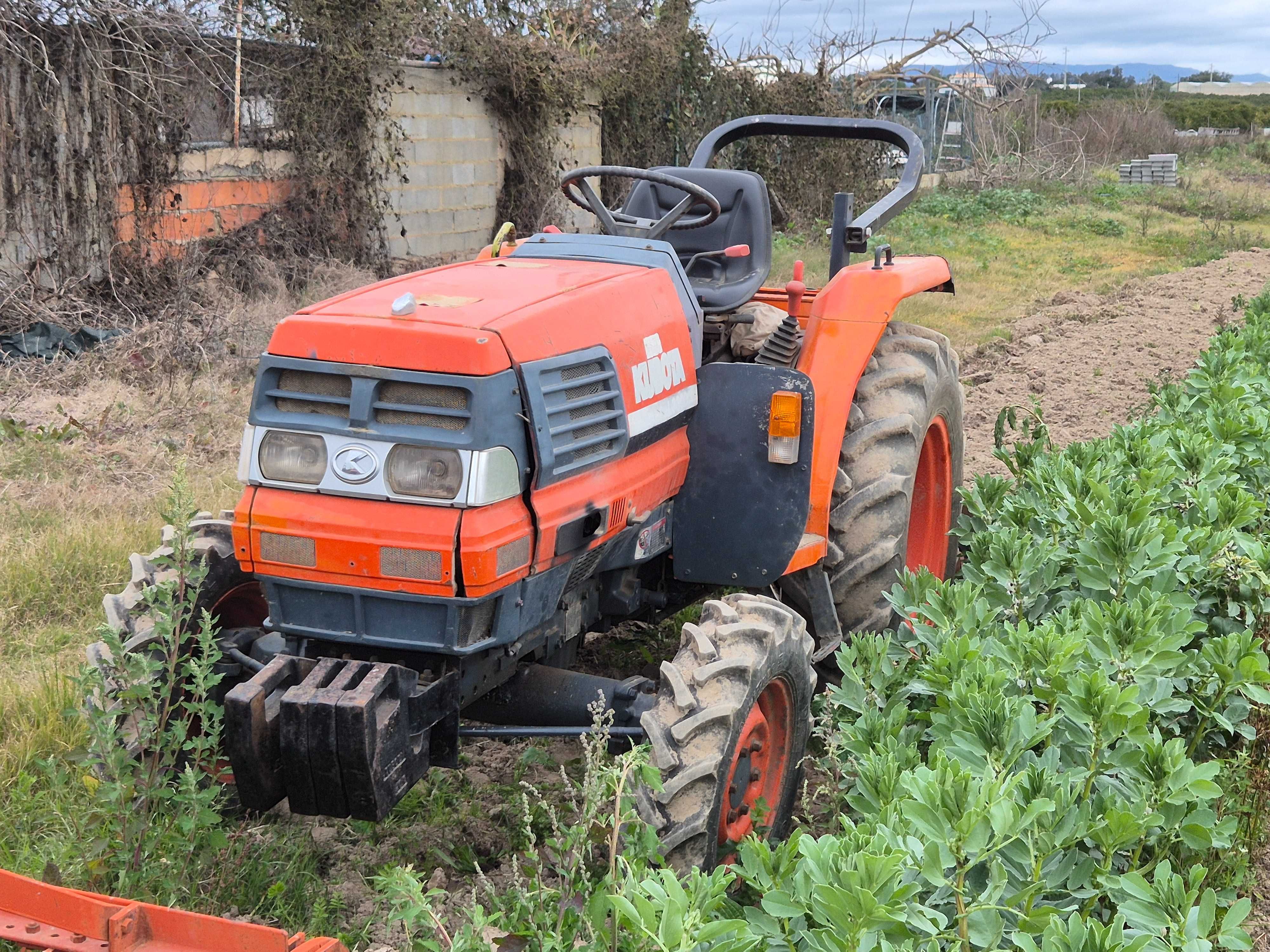 Trator Kubota L3300 35cv