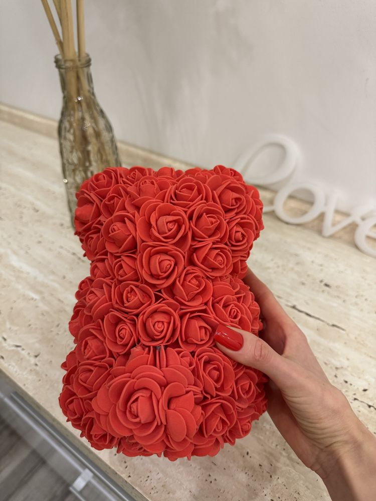 Ведмедик з червоних троянд