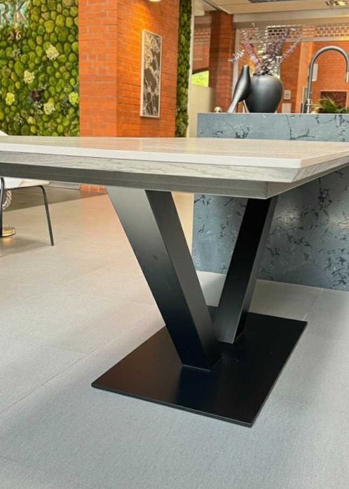 Ekskluzywny stół z ekspozycji —  podstawa V, dąb czekolada, spiek