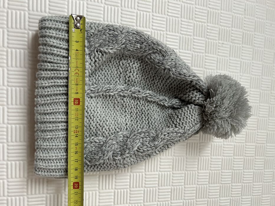 Вʼязана зимова жіноча шапка з помпоном сірого кольору