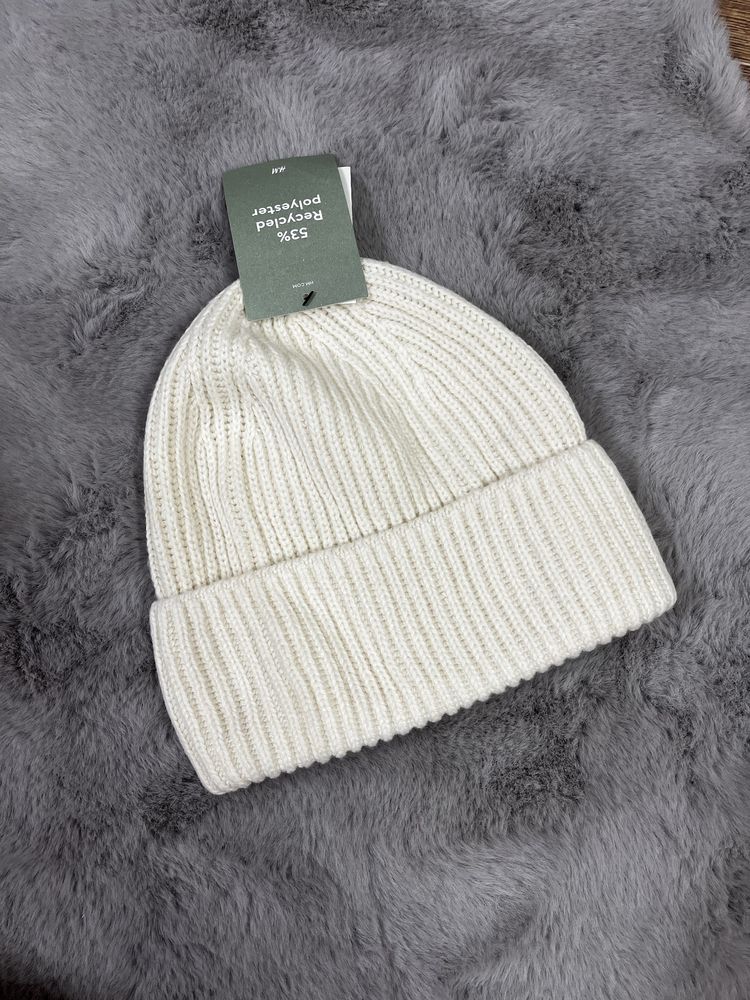Шапки H&M у різних кольорах